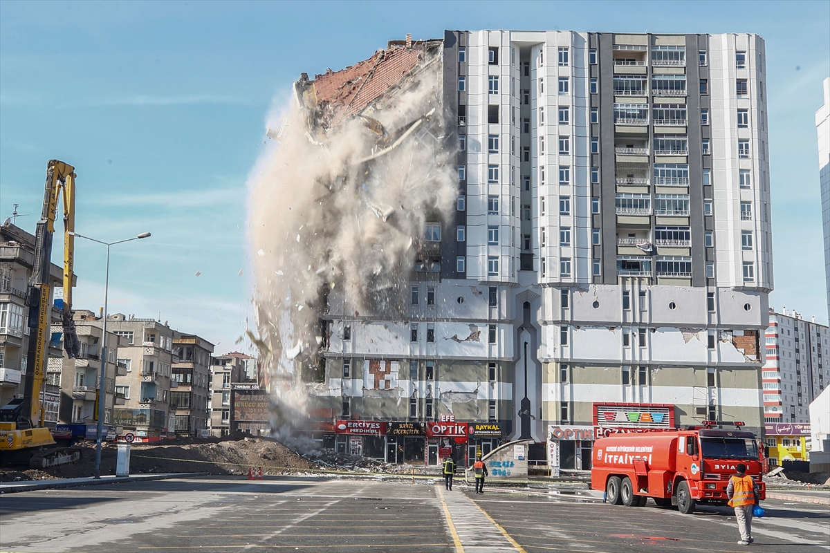 Kayseri'de, Kahramanmaraş merkezli depremlerde hasar gören bina yıkılıyor