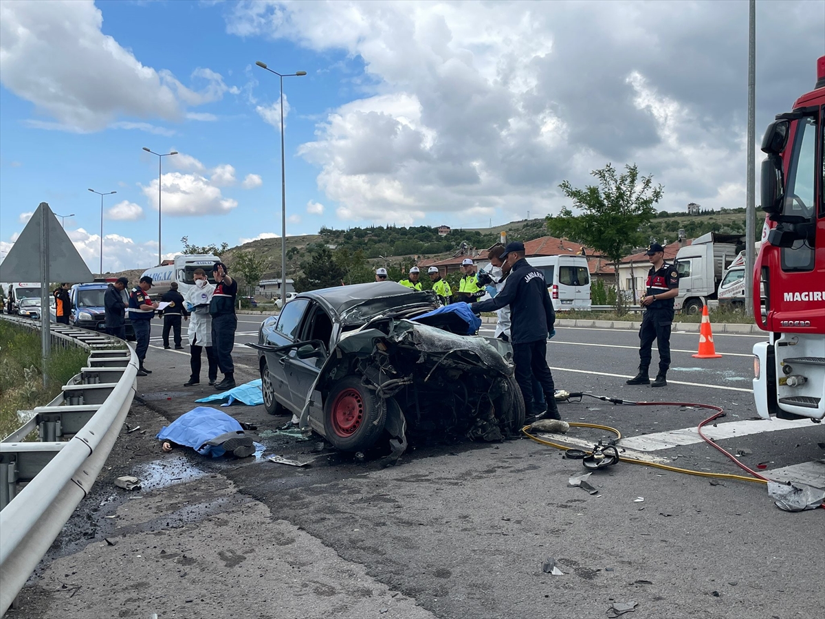 Kayseri'de kamyona çarpan otomobildeki 4 kişi öldü, 1 kişi yaralandı