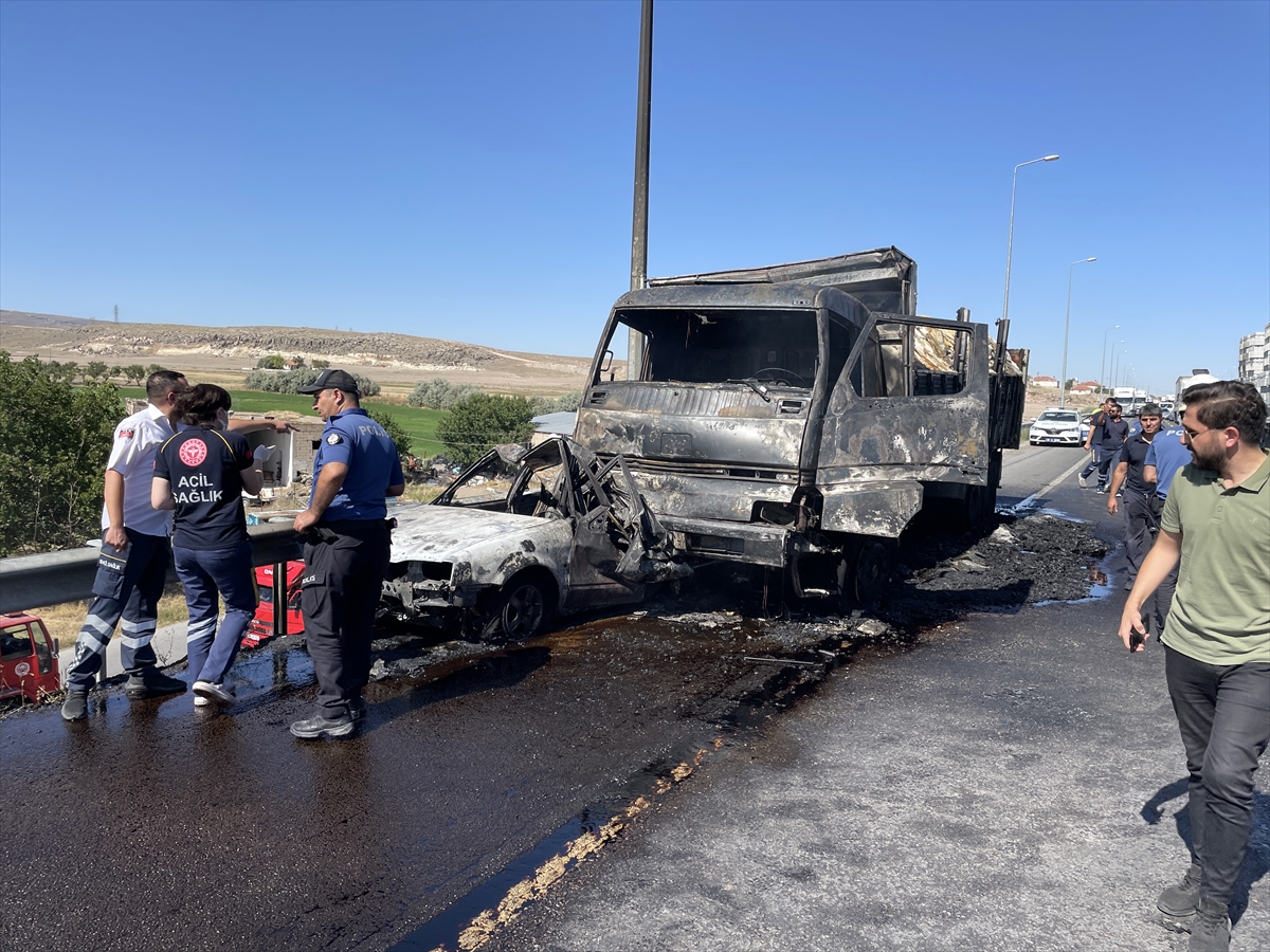 Kayseri'de kamyonun çarptığı otomobildeki 2 kişi hayatını kaybetti