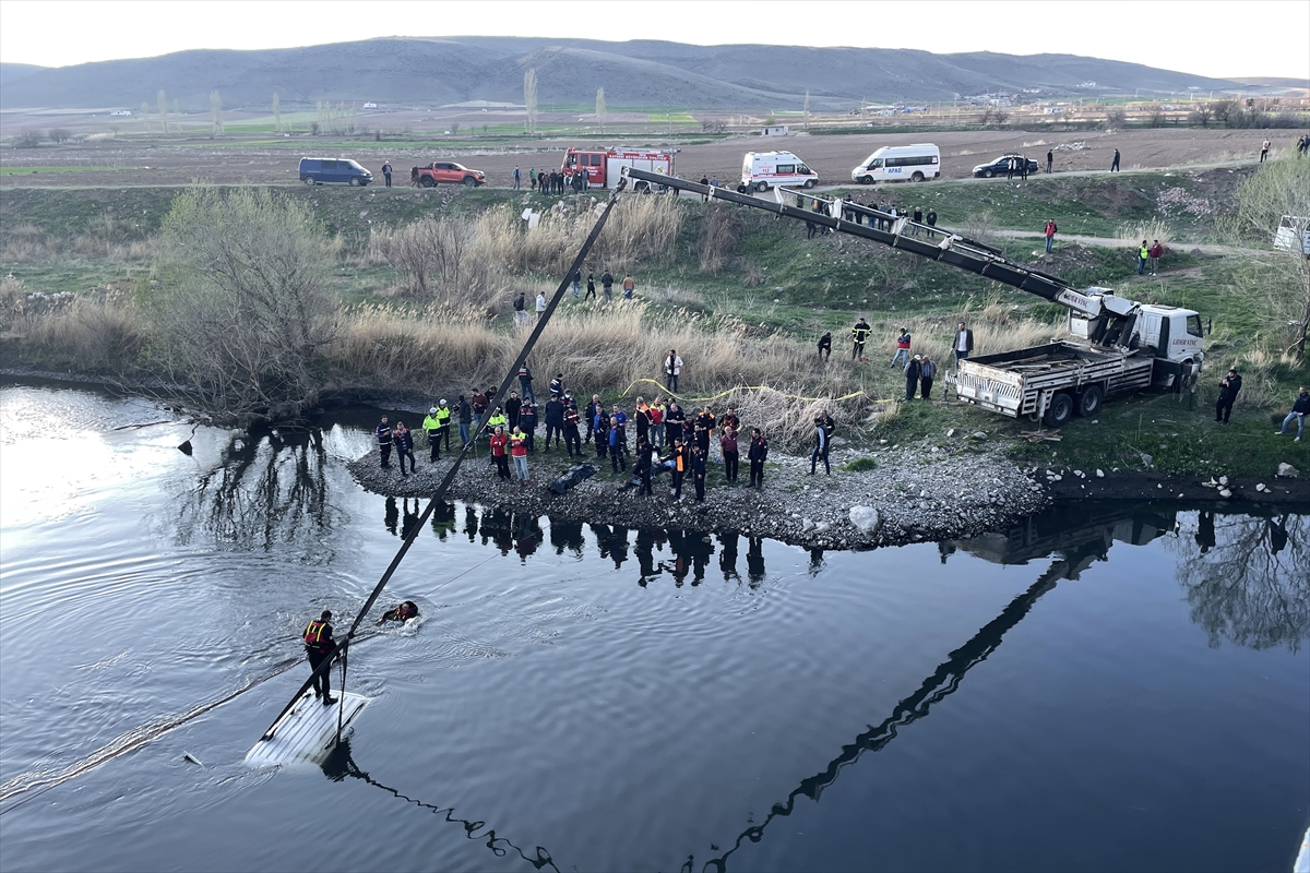 Kayseri'de Köprüden ırmağa düşen araçtaki karı koca öldü