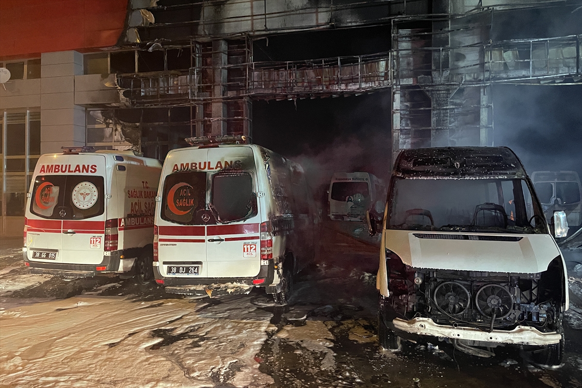 Kayseri'de oto servisinde çıkan yangında 10 araç kullanılamaz hale geldi