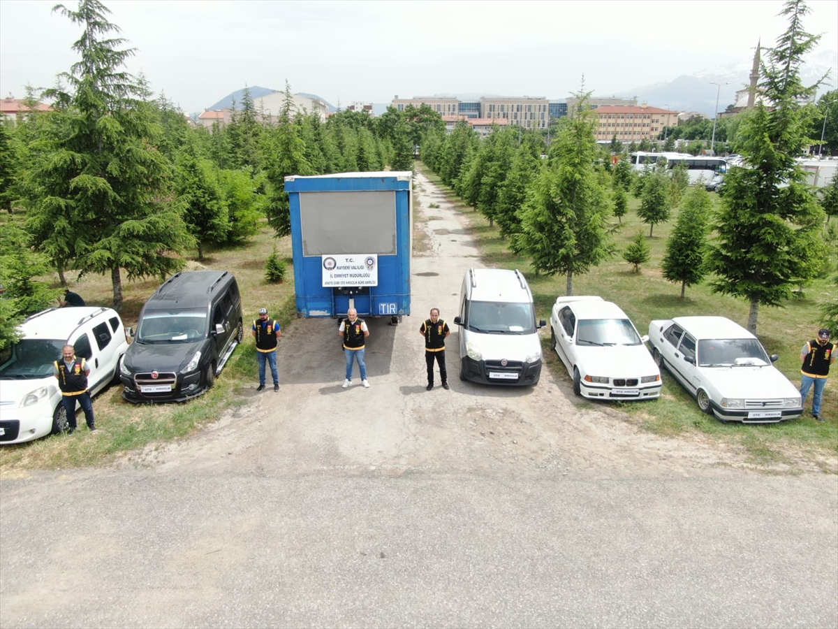 Kayseri'de sahte evrakla satılan 5 otomobil ve dorse ele geçirildi