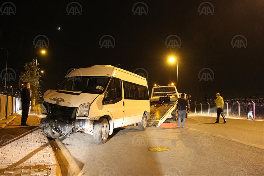 Kayseri'de servis minibüsü ile otomobil çarpıştı 6'sı asker 8 kişi yaralandı