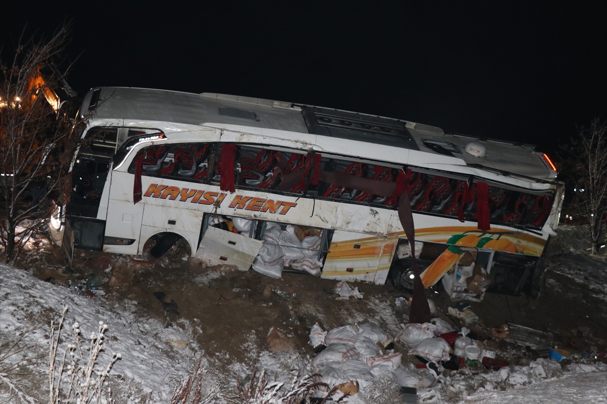 Kayseri'de yolcu otobüsünün devrilmesi sonucu 4 kişi öldü, 24 kişi yaralandı