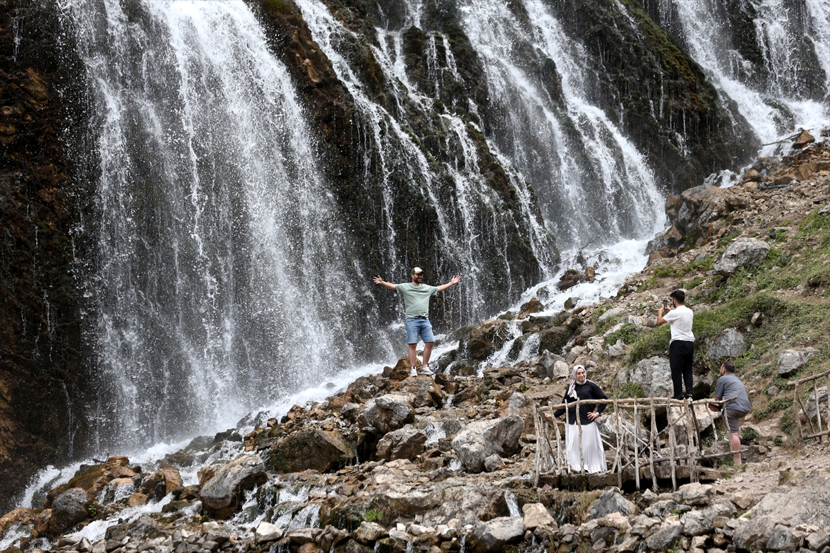 KAYSERİ - "Doğal klima" görevi gören Kapuzbaşı Şelaleleri ziyaretçilerini serinletiyor
