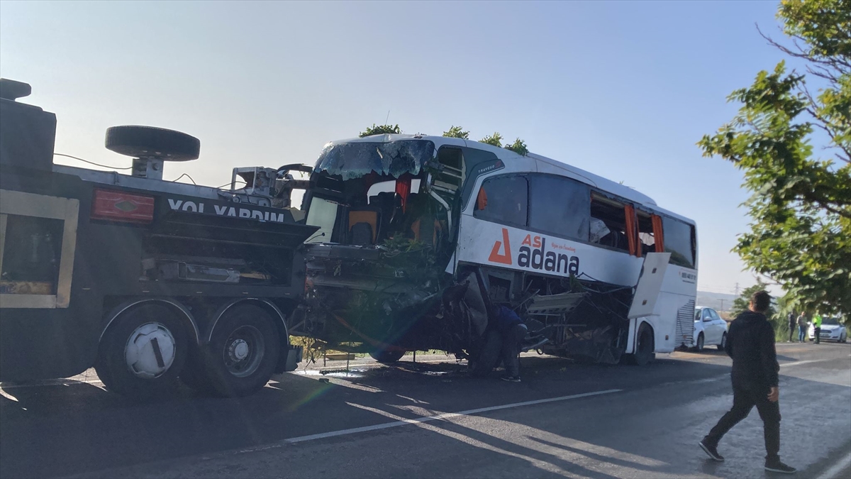 KAYSERİ - Refüje çarpan yolcu otobüsündeki 15 kişi yaralandı