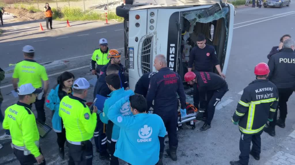 KAYSERİ - Tır ile işçi servis midibüsünün çarpıştığı kazada 33 kişi yaralandı