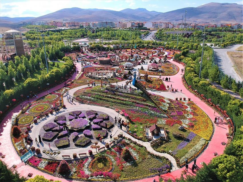 Kelebekler Vadisi'nin yeni bahçesi renklerin şölenine davet ediyor