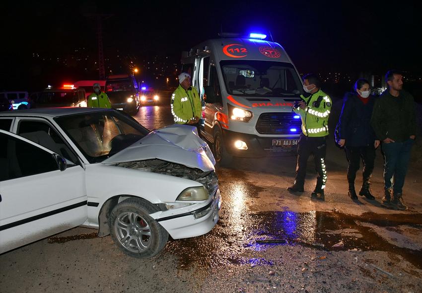 Kırıkkale'de hafif ticari araçla otomobilin çarpışması sonucu 2'si polis, 3 kişi yaralandı