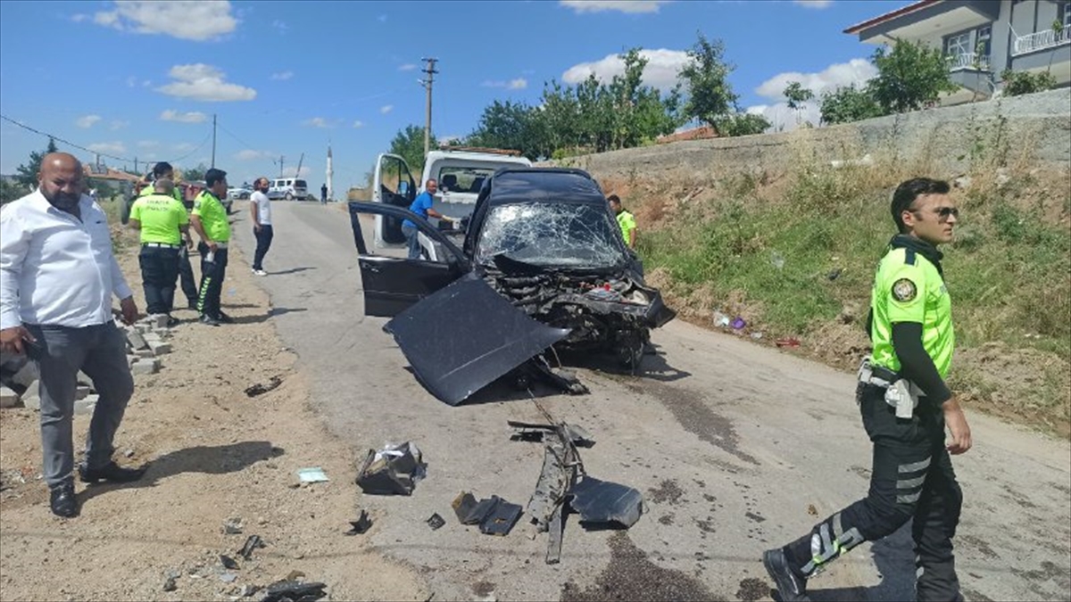 Kırıkkale'de iki otomobilin çarpıştığı kazada 10 kişi yaralandı