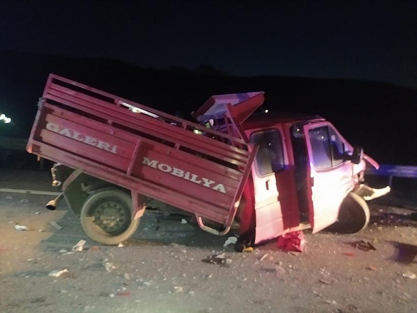 Kırıkkale'de kamyon ve kamyonet çarpıştı: 1 ölü, 4 yaralı