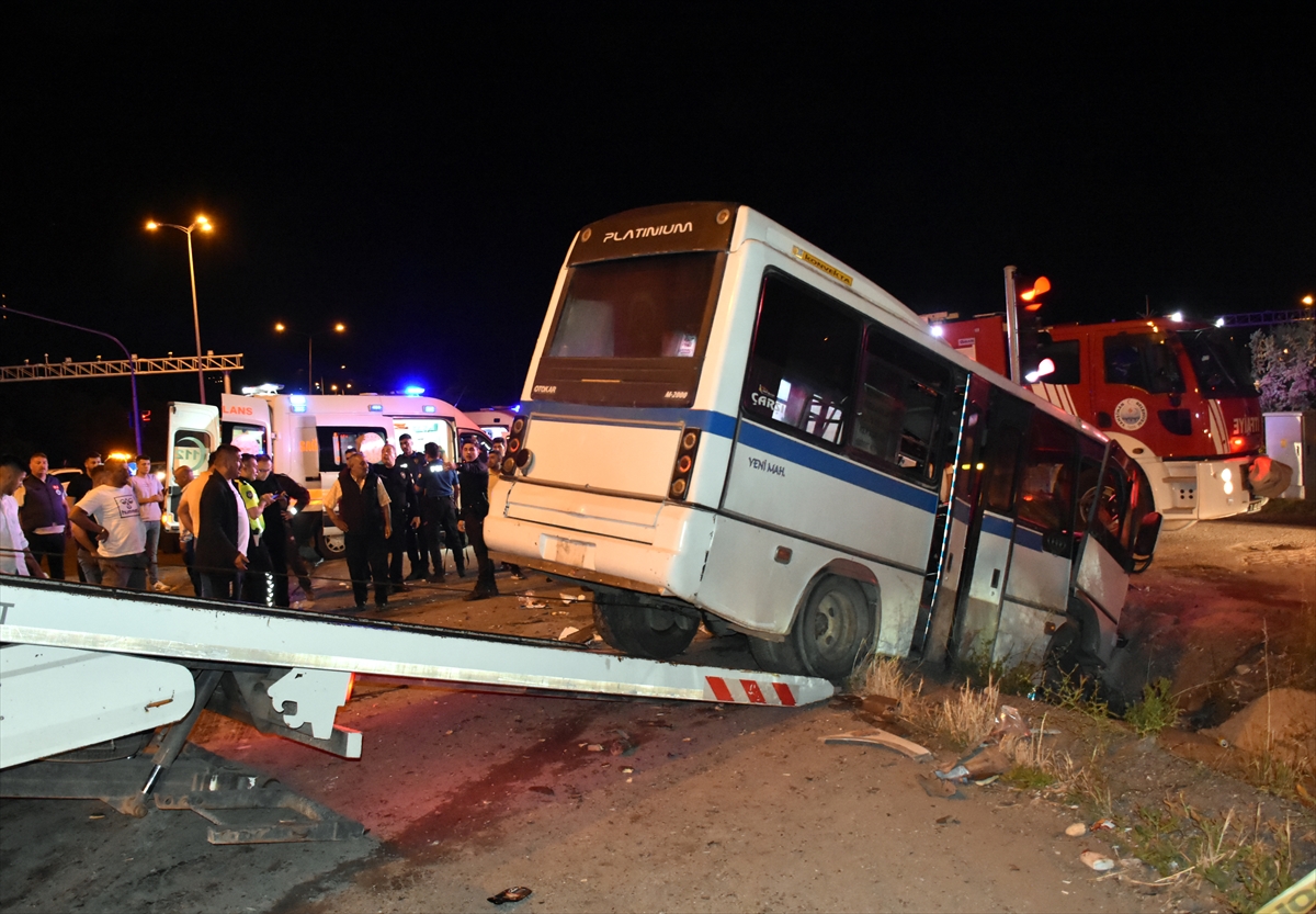 Kırıkkale'de minibüs ile otomobilin çarpışması sonucu 22 kişi yaralandı