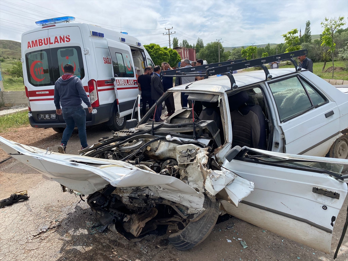 Kırıkkale'de öğrenci servisi ile otomobil çarpıştı 17 kişi yaralandı