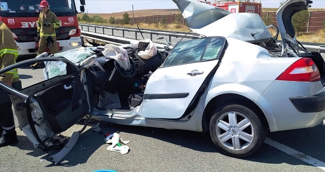 Kırıkkale'de tıra çarpan otomobildeki 2 kişi öldü, 1 kişi yaralandı