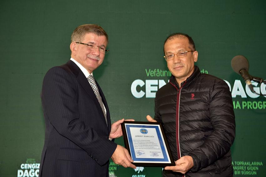 KIRIM DERNEGİNDEN AHMET DAVUTOĞLU’NA ŞEREF YARLIĞI VERİLDİ