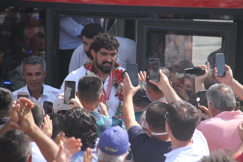 KIRKPINAR FİNALİSTİ BEYŞEHİRLİ PEHLİVAN, MEMLEKETİNDE “ŞAMPİYON” GİBİ KARŞILANDI