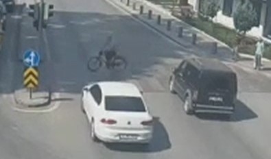 KIRMIZI IŞIKTA GEÇEN BİSİKLET SÜRÜCÜSÜ AĞIR YARALANDI