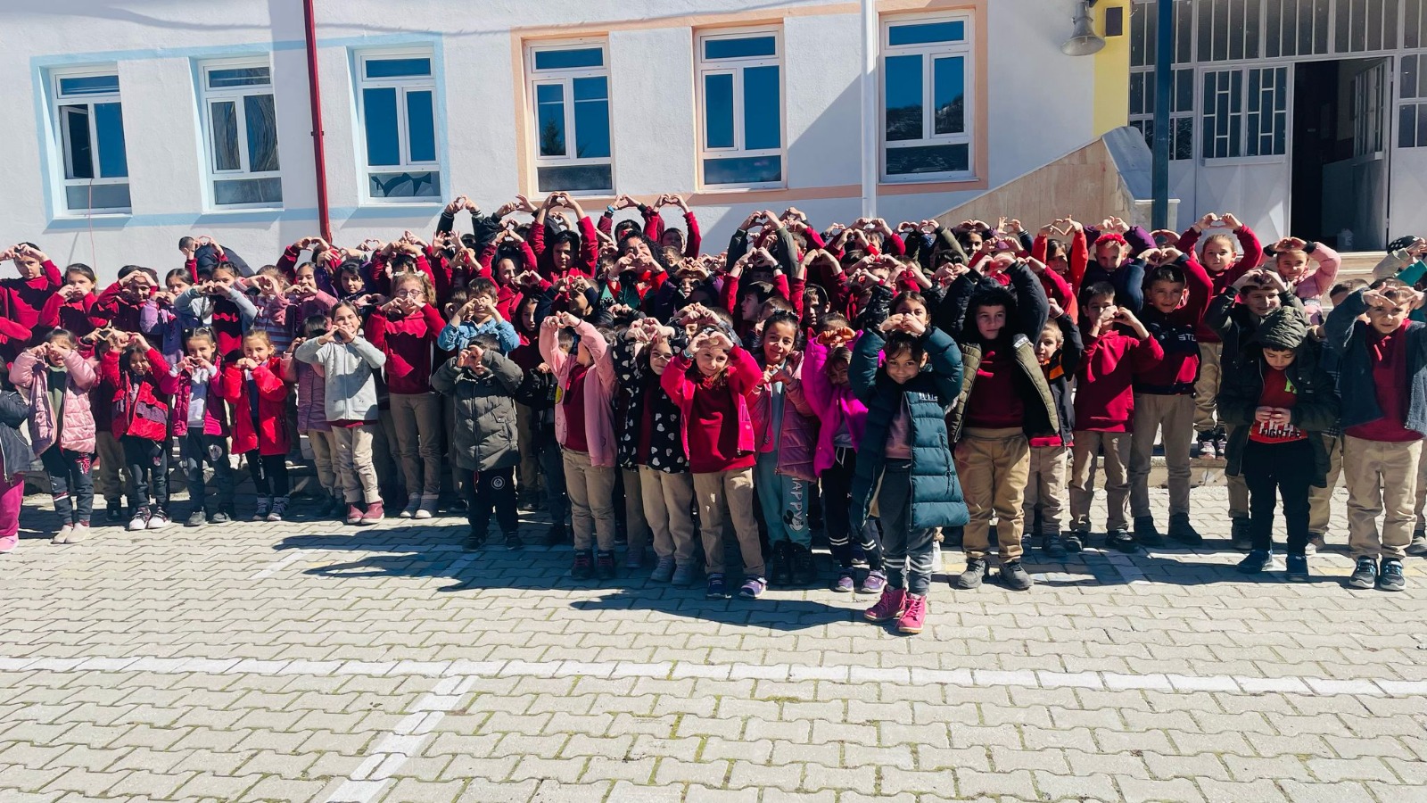 KIRSAL MAHALLELERDEKİ ÇOCUKLAR TİYATRO İLE BULUŞUYOR