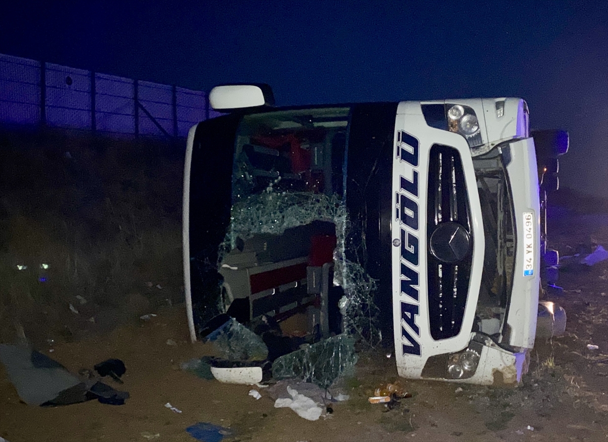 Kırşehir'de yolcu otobüsünün devrilmesi sonucu 15 kişi yaralandı