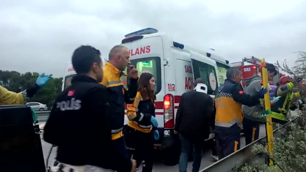 KOCAELİ - Anadolu Otoyolu Kocaeli geçişinde devrilen servis minibüsündeki 10 kişi yaralandı