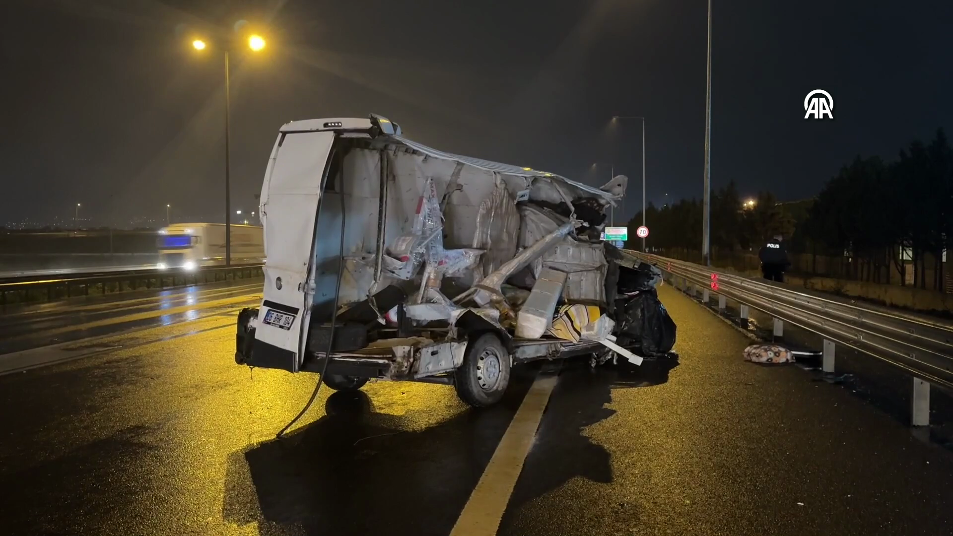 KOCAELİ - Anadolu Otoyolu'nda Tıra çarpan panelvan 2 bölündü