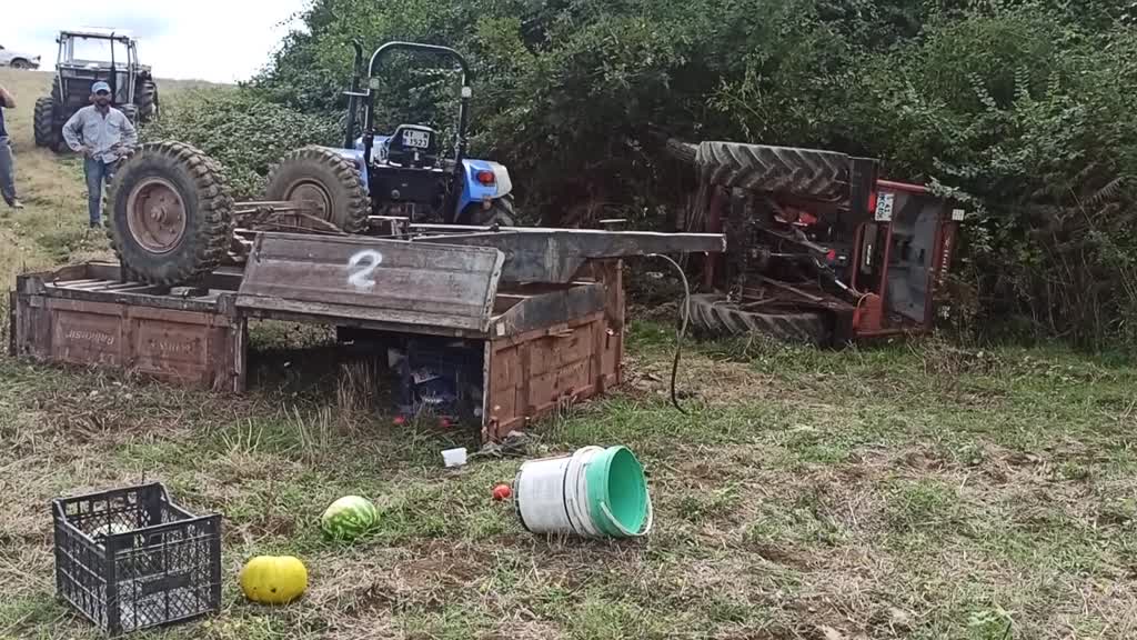 KOCAELİ - Devrilen traktör römorkunun altında kalan 3 kişiden biri öldü