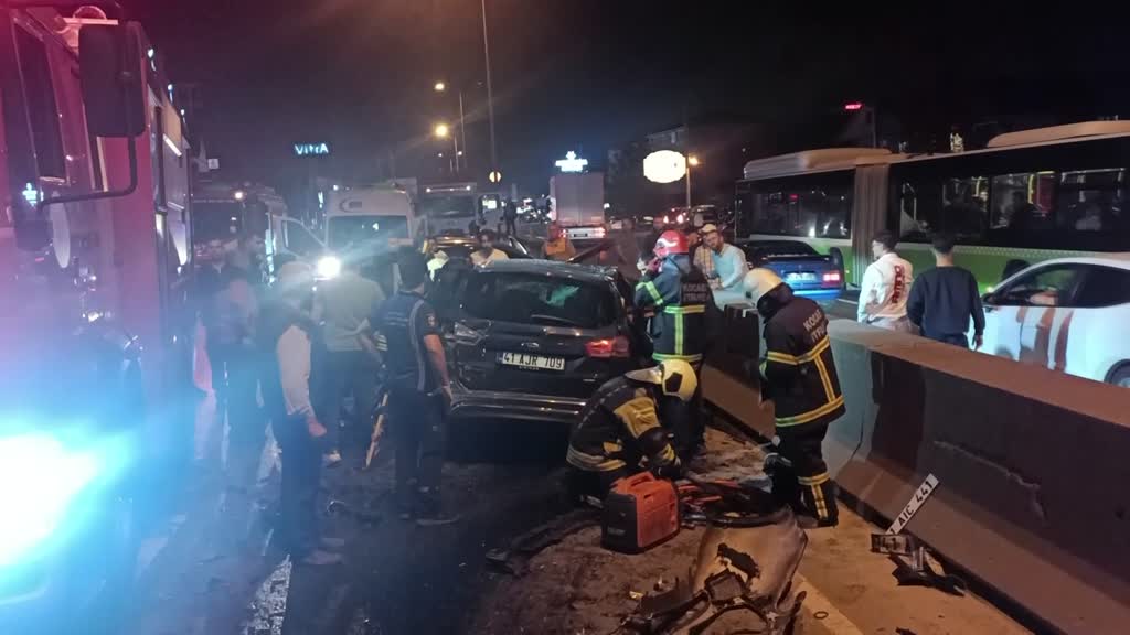 KOCAELİ - Otomobille cipin çarpıştığı kazada 2 kişi öldü, 7 kişi yaralandı