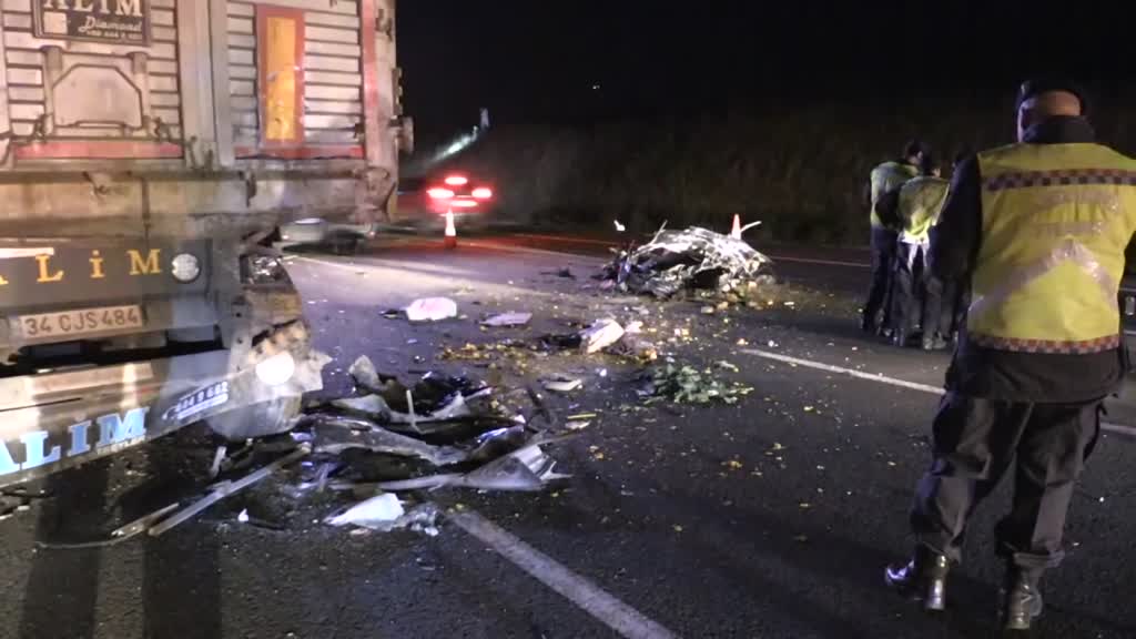 KOCAELİ - Tıra çarpan otomobildeki 3 kişi öldü