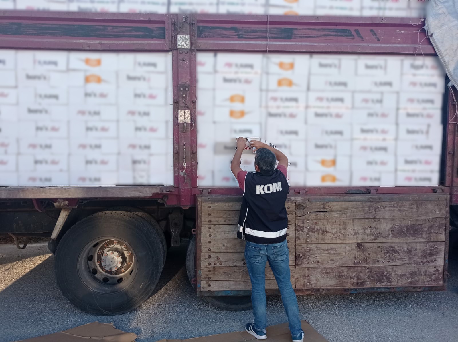 KOM ŞUBE EKİPLERİ TARAFINDAN DURDURULAN KAMYONDA MİLYONLARCA  MAKARON ELE GEÇİRİLDİ