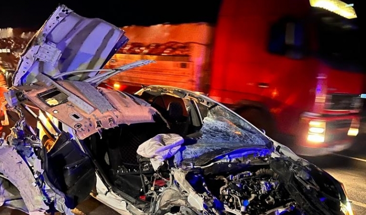 Konya da Otomobil traktöre çarptı: 2'si ağır 3 yaralı