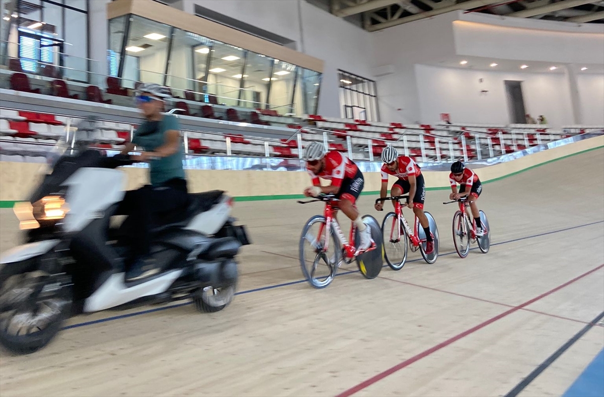 Konyada    yapılan Türkiye'nin ilk olimpik veledromunda test sürüşü yapıldı
