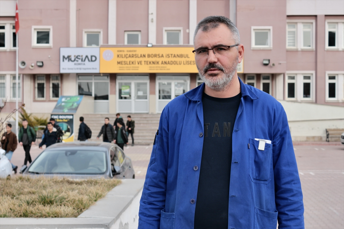 KONYA - 15 Temmuz gazisi gönüllülerle omuz omuza depremzedeler için çabalıyor