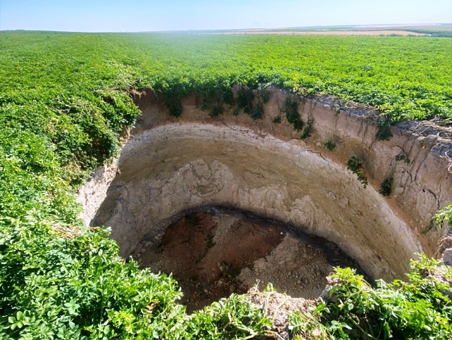KONYA - 20 metre çapında, 15 metre derinliğinde obruk oluştu