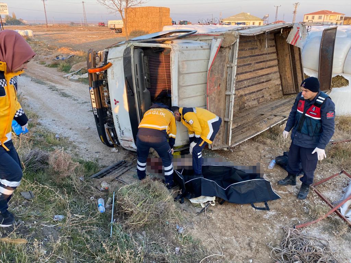 Konya-Aksaray yolunda devrilen kamyonun sürücüsü öldü, 1 kişi yaralandı