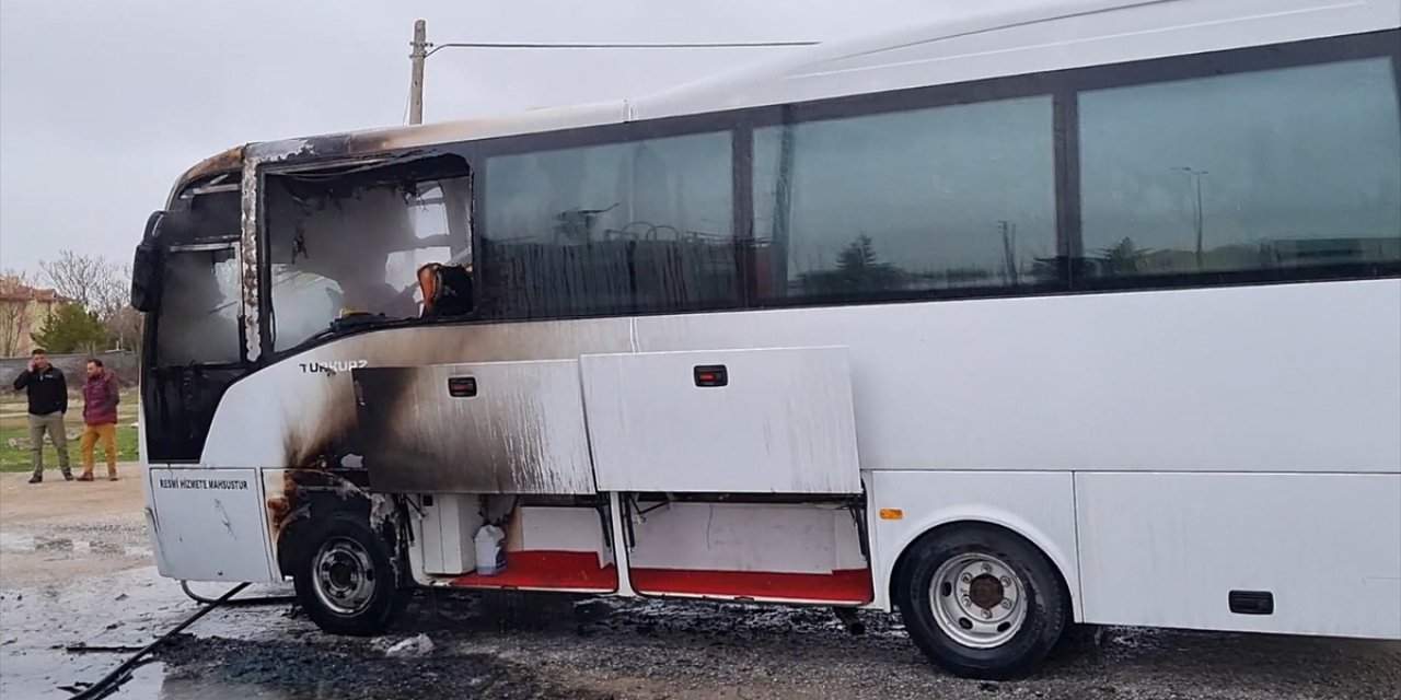 Konya  Aksaray yolunda korkutan yangın! Öğrenci servisi alev aldı