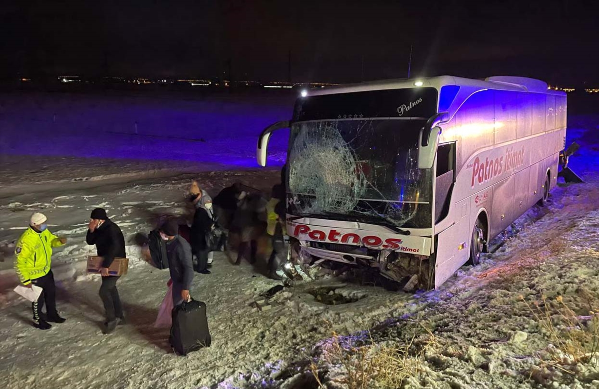Konya Aksaray' yolunda yolcu otobüsünün şarampole düştüğü kazada 4 kişi yaralandı