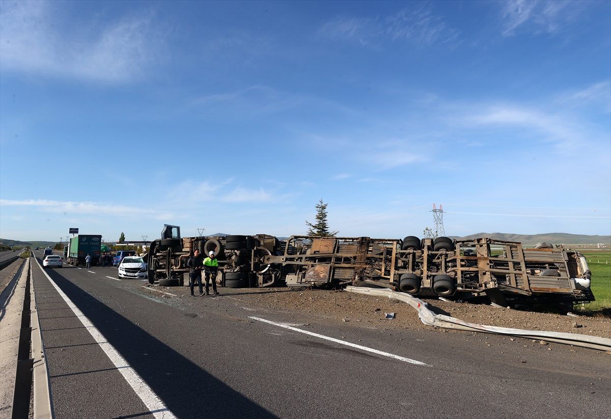 Konya Ankara   yolunda Otomobil yüklü tır devrildi, 9 araç hasar gördü