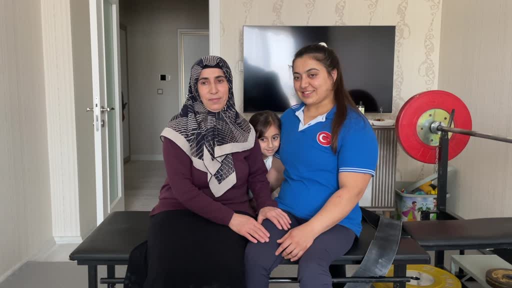 KONYA - Annesinin sırtında taşıdığı kızı, olimpiyatlardan bu kez madalyayla dönmek istiyor