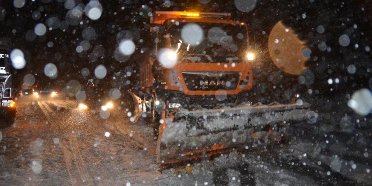  Konya  Antalya'da yolunda  kar yağışı etkili oluyor