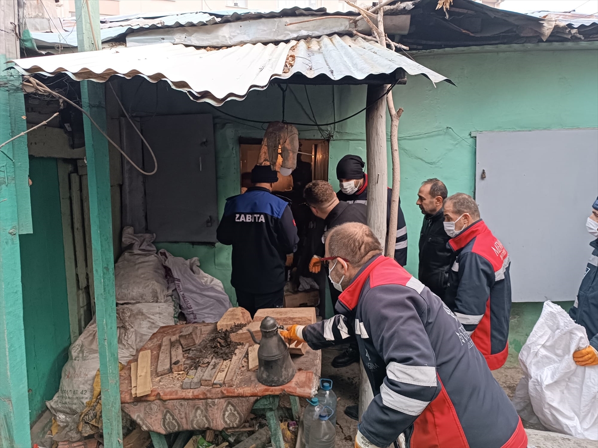 KONYA - Bir evden 3 kamyon çöp çıkarıldı