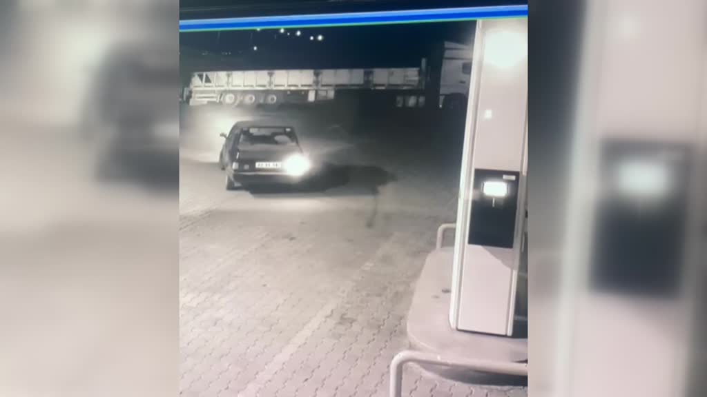 KONYA - Bir sürücünün aracına gaz alırken unutulan pompayı kopardığı anlar kamerada
