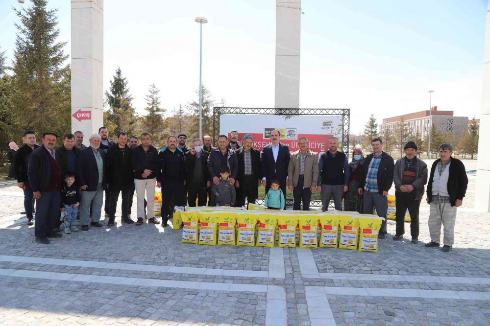 Konya Büyükşehir  31 ilçede  yonca  tohumu desteğinde bulundu.