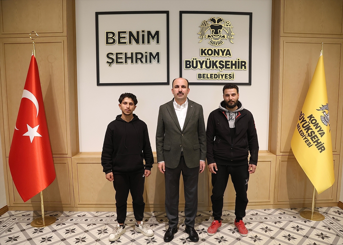 Konya Büyükşehir Belediye Başkanı Altay, çöken apartmanda insanları uyaran gençle buluştu