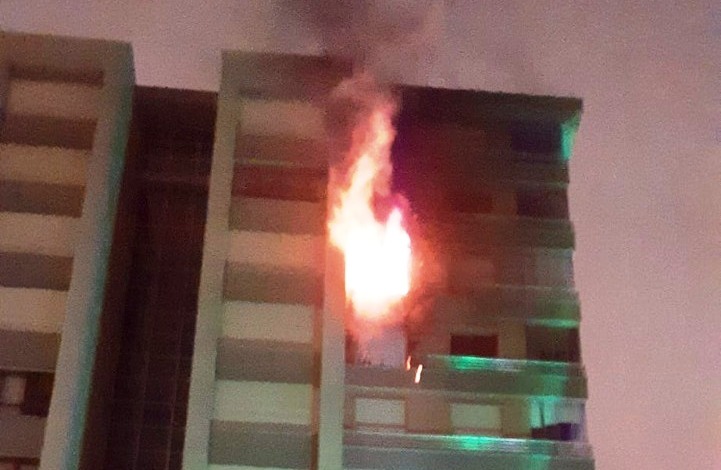 Konya'da 12 katlı binada çıkan yangında  dumandan etkilenenler arsında eski bakanın annesi 'de  var.