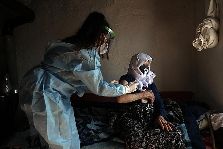 Konya'da 1950 rakımdaki eve zorlukla ulaşan ekibin aşı yaptığı yaşlı kadın duygu dolu anlar yaşadı