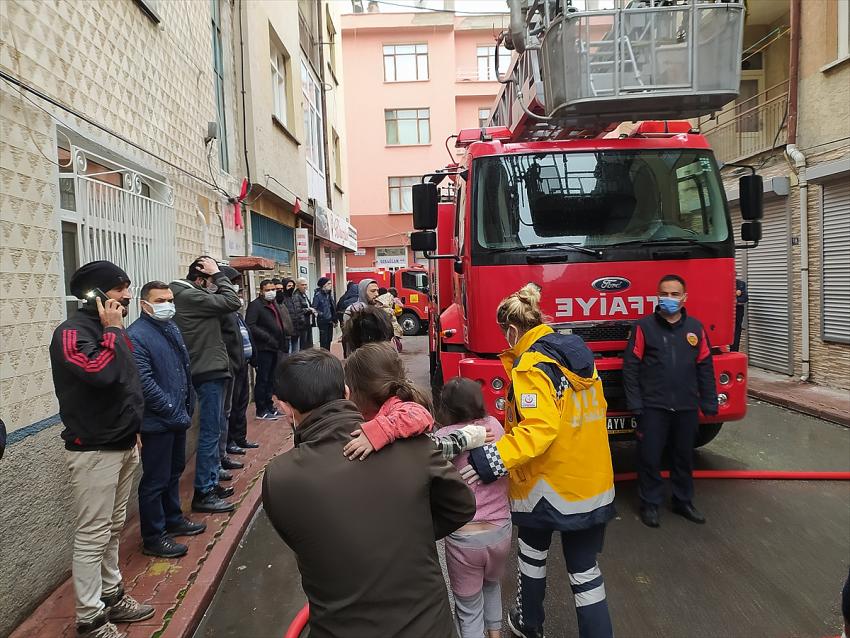 Konya'da 3 katlı binada çıkan yangında 10 kişi dumandan etkilendi