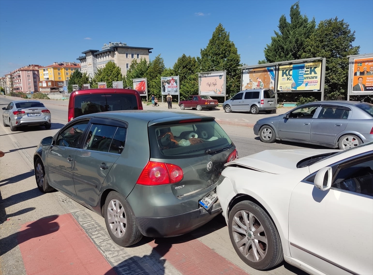 Konya'da 4 aracın karıştığı kazada 3 kişi yaralandı