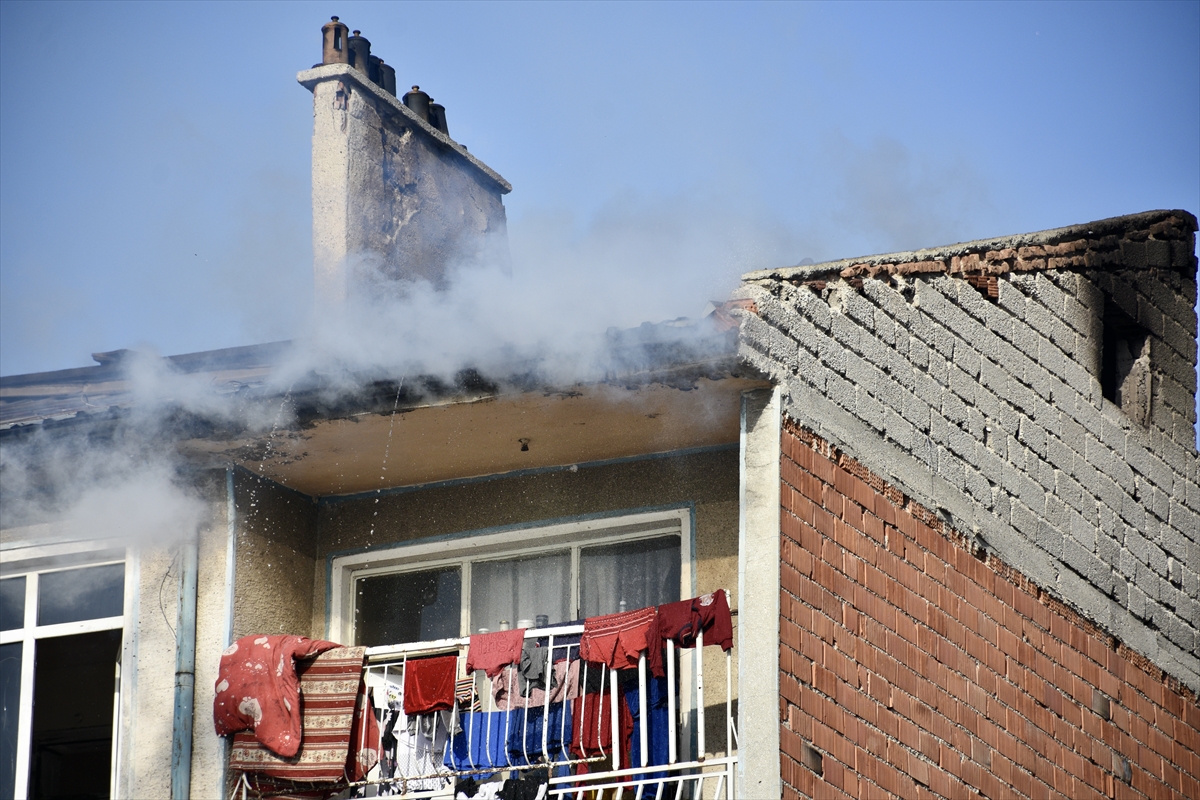 Konya'da 4 katlı apartmanın çatı katında çıkan yangın söndürüldü