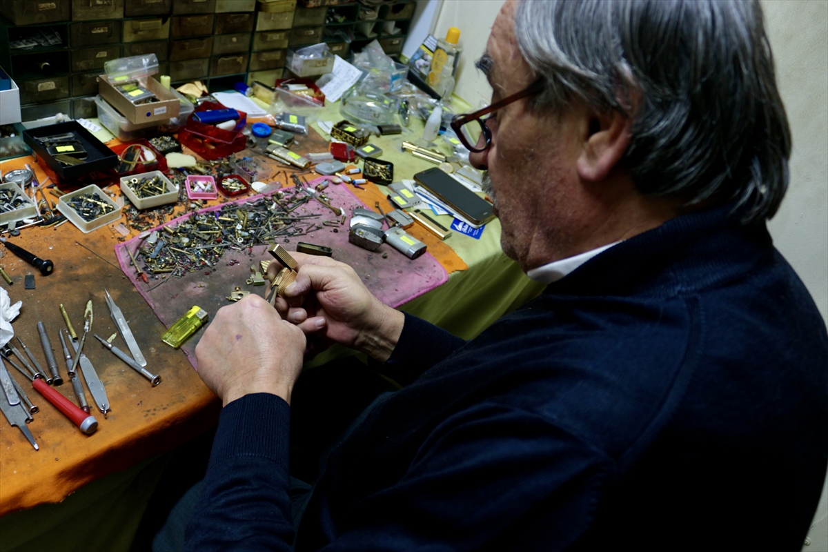 Konya'da 46 yıldır 10 metrekarelik dükkanında çakmak tamir ediyo