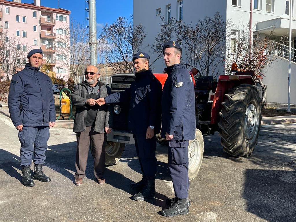 Konya’da 5 ay önce çalınan  traktörü jandarma buldu